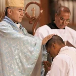 De médico a sacerdote: cambió la bata blanca por la sotana de medico a sacerdote