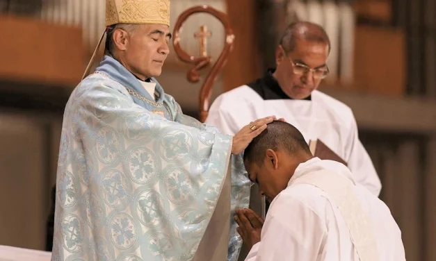De médico a sacerdote: cambió la bata blanca por la sotana