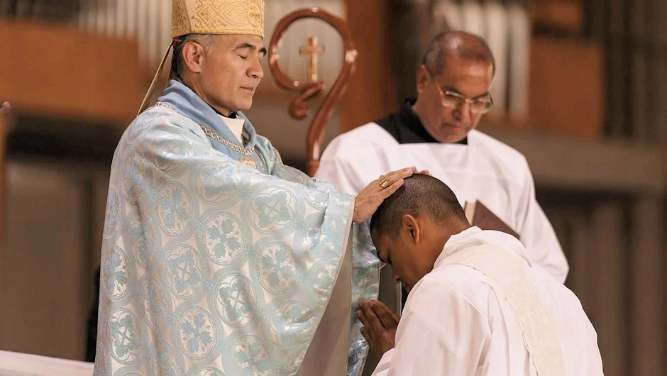De médico a sacerdote: cambió la bata blanca por la sotana