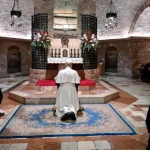 El Papa reza ante la tumba de San Francisco