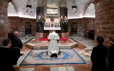 El Papa reza ante la tumba de San Francisco: el mundo busca señales de esperanza
