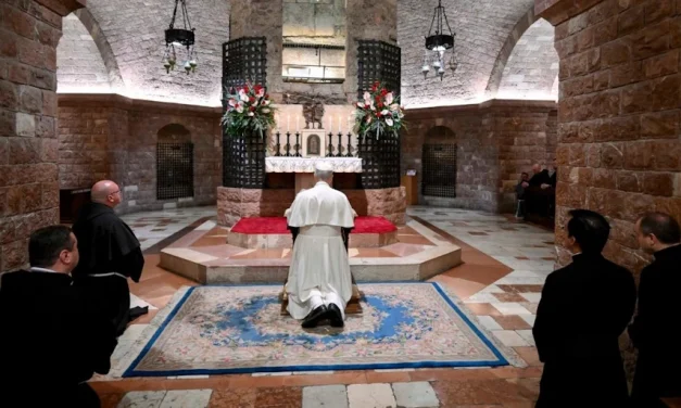 El Papa reza ante la tumba de San Francisco: el mundo busca señales de esperanza