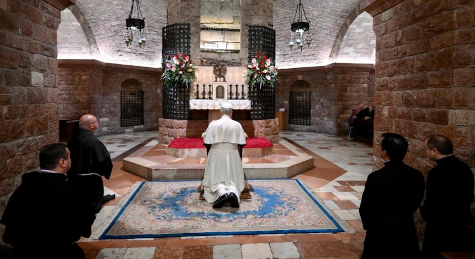El Papa reza ante la tumba de San Francisco: el mundo busca señales de esperanza
