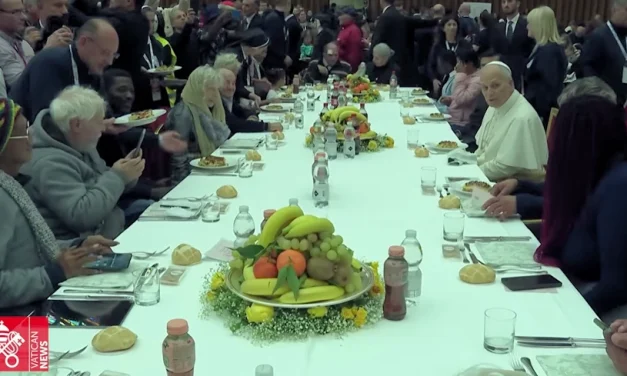 A la mesa con el Papa, donde el hambre encuentra alivio, amistad y esperanza