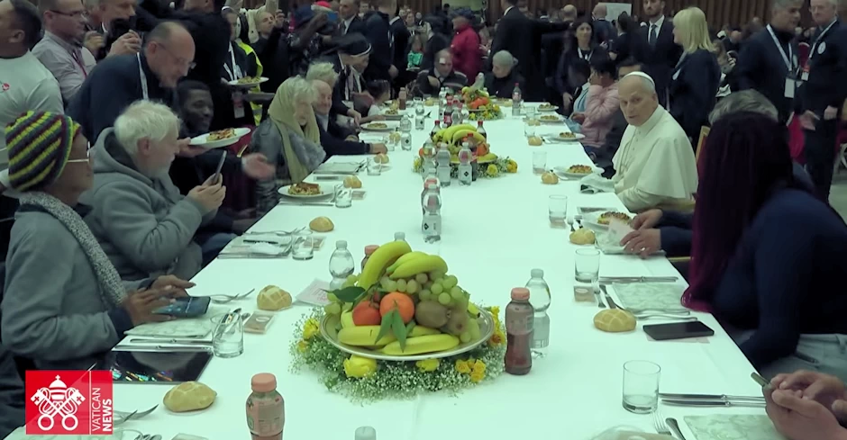 A la mesa con el Papa, donde el hambre encuentra alivio, amistad y esperanza