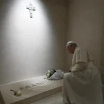 León XIV en oración ante la tumba de Francisco en la Basílica Santa María la Mayor Papas Leon y Francisco
