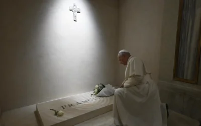 León XIV en oración ante la tumba de Francisco en la Basílica Santa María la Mayor
