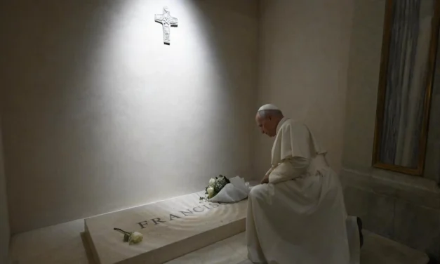 León XIV en oración ante la tumba de Francisco en la Basílica Santa María la Mayor