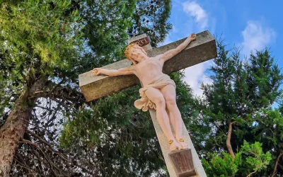 Dios crucificado es el Mesías Rey del universo