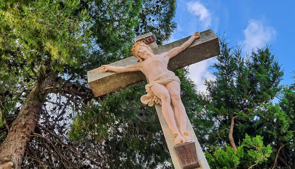 Dios crucificado es el Mesías Rey del universo