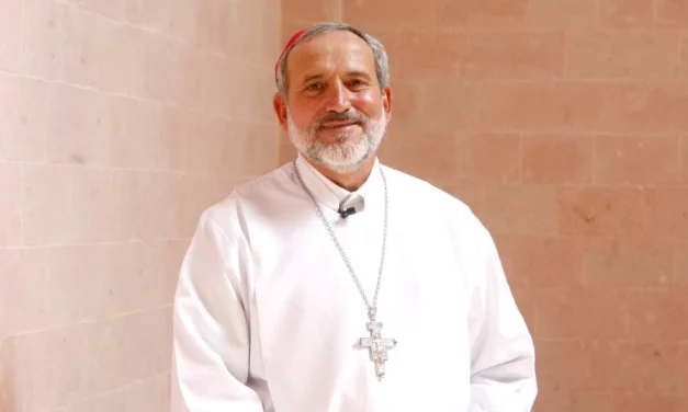 Un obispo que pastorea entre balas