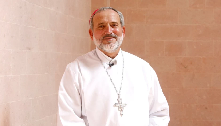 Un obispo que pastorea entre balas