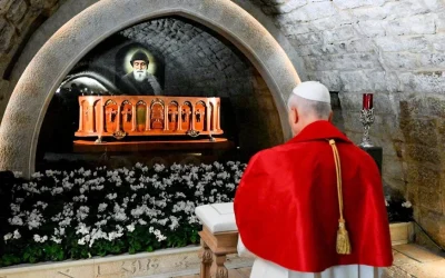 El Papa reza sobre la tumba de San Charbel
