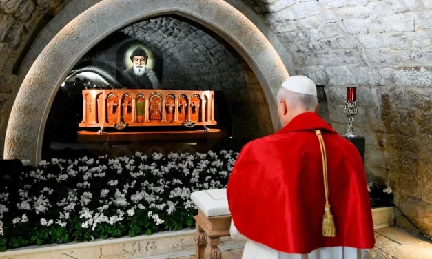 El Papa reza sobre la tumba de San Charbel