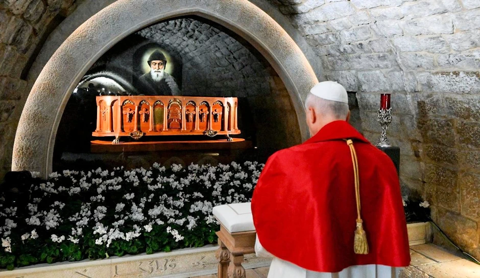 El Papa reza sobre la tumba de San Charbel