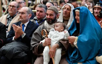 El Papa: El pesebre con su “desarmante pobreza” nos invita a seguir a Cristo