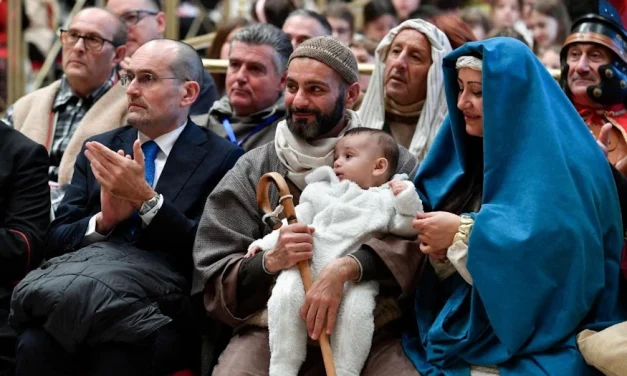 El Papa: El pesebre con su “desarmante pobreza” nos invita a seguir a Cristo