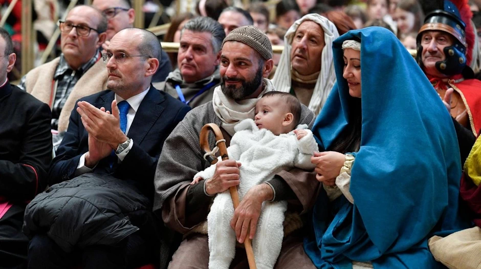 El Papa: El pesebre con su “desarmante pobreza” nos invita a seguir a Cristo