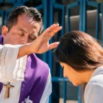 sacerdote-confesando