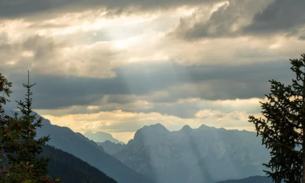 La transfiguración de Jesús revela su divinidad y anticipa su pascua