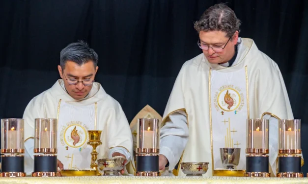 Quédate con Nosotros: Un regalo de Dios para la Iglesia universal