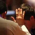 sacerdote_da_la_absolucion