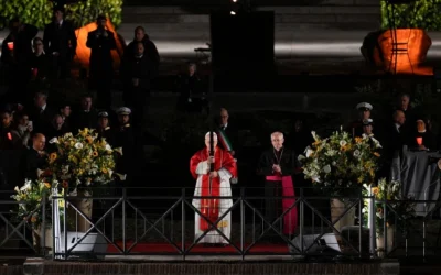León XIV carga la Cruz en el Coliseo, un gesto que interpela a la humanidad