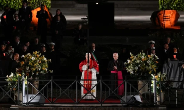León XIV carga la Cruz en el Coliseo, un gesto que interpela a la humanidad