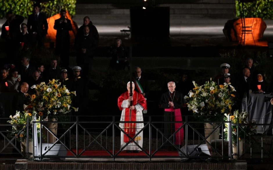 León XIV carga la Cruz en el Coliseo, un gesto que interpela a la humanidad