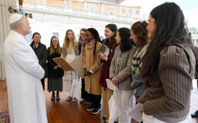 Piedras vivas en la Iglesia y testigos en el mundo: los laicos en el pueblo de Dios