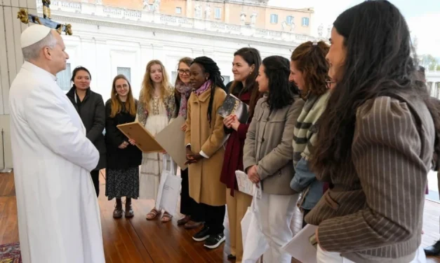 Piedras vivas en la Iglesia y testigos en el mundo: los laicos en el pueblo de Dios