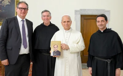 León XIV recibe la primera copia de la obra “Libres bajo la gracia»