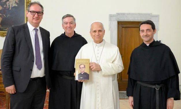 León XIV recibe la primera copia de la obra “Libres bajo la gracia»