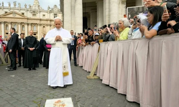 León XIV reza en el lugar del atentado de hace 45 años contra Juan Pablo II