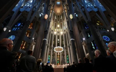 León XIV bendice la torre de la Sagrada Familia y pide no usar la fe para hacer la guerra
