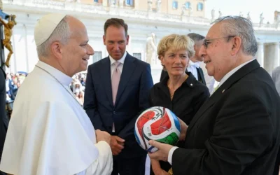 El Papa León XIV recibe el balón oficial de la Copa Mundial de futbol