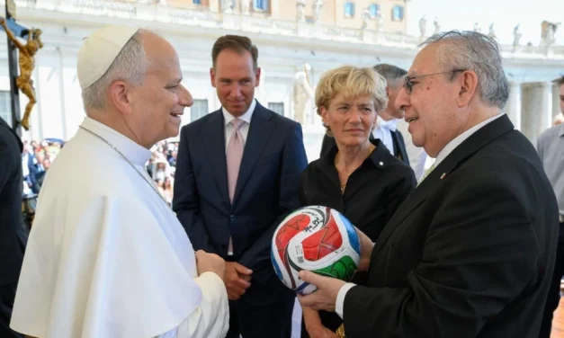El Papa León XIV recibe el balón oficial de la Copa Mundial de futbol