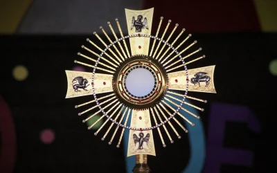 “Te adoro con devoción, Dios escondido”