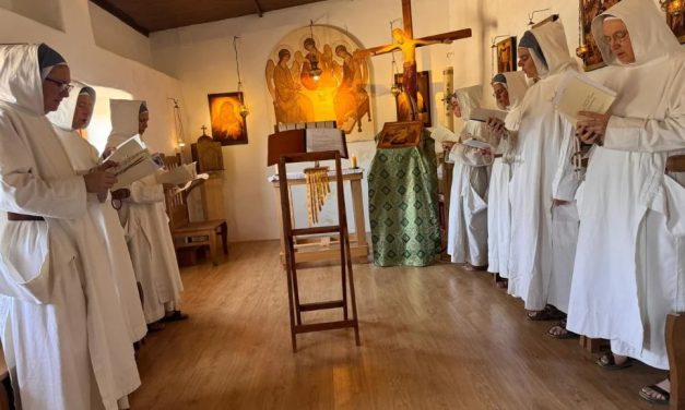 “La Biblia, el Santísimo y el Rosario”: las Hermanas de Belén, evacuadas por el incendio de Huelva, España