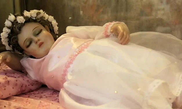 Oracion a la Virgen María de niña