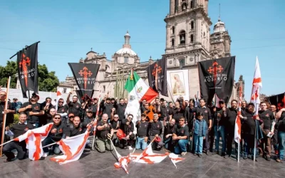 Caballeros del Rosario: Cinco años de rodillas en las plazas públicas