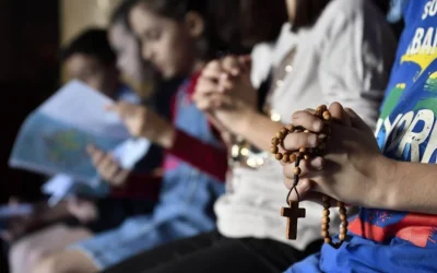En oración, el Rosario por la salud del Papa León XIV