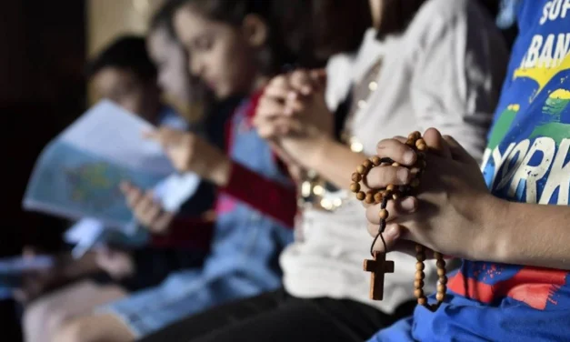 En oración, el Rosario por la salud del Papa León XIV