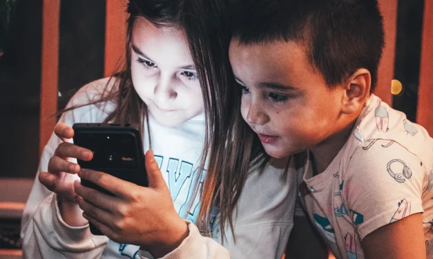 Teléfonos celulares para los niños: reglas y educación digital, no prohibiciones